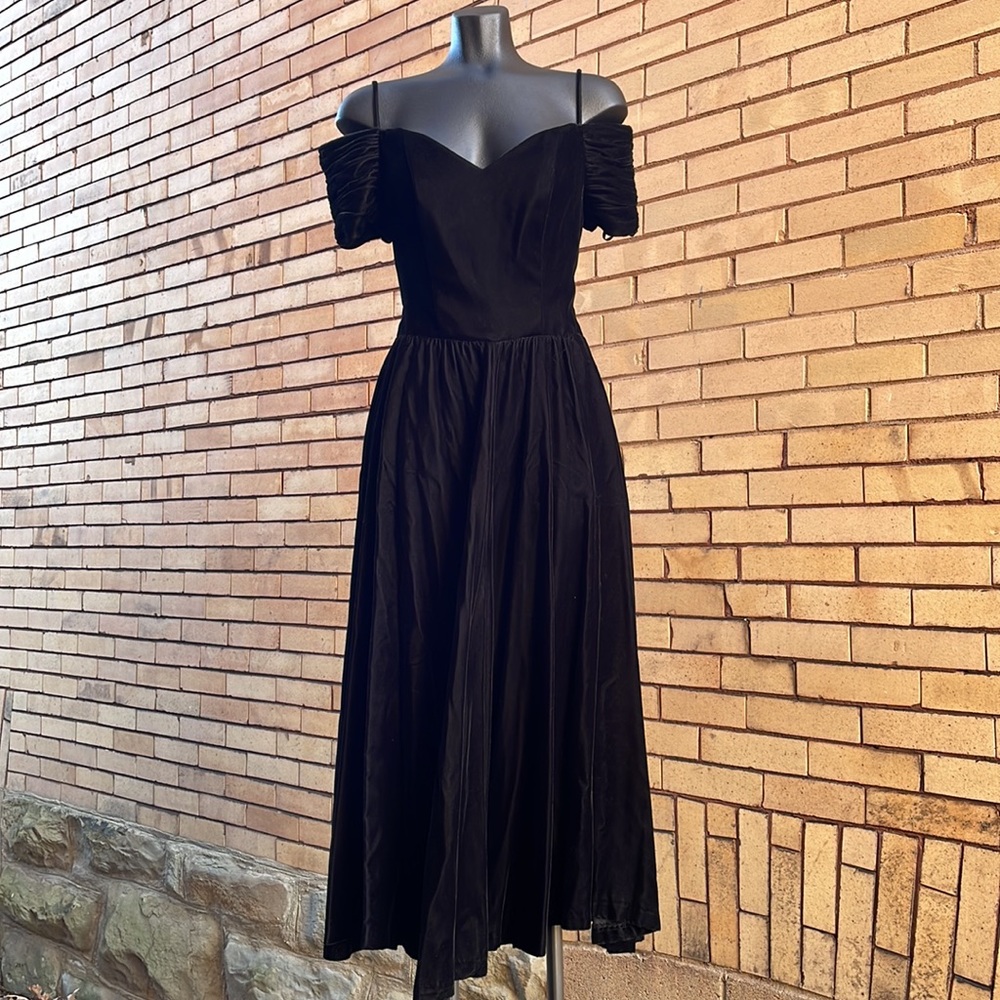 Vintage 90’s Moda Intl black velvet off shoulder dress Size 6
